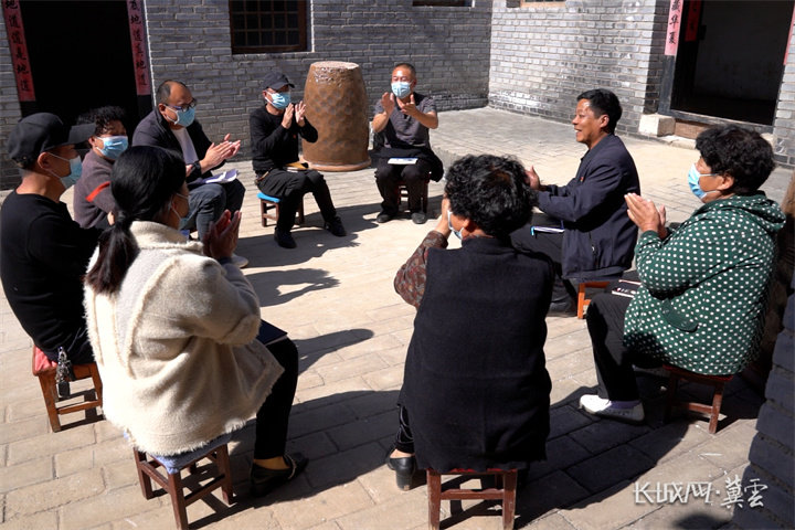 邯鄲市峰峰礦區(qū)山底村黨員干部群眾學習黨的二十大報告。長城網(wǎng)·冀云客戶端 記者 孟維侖 攝