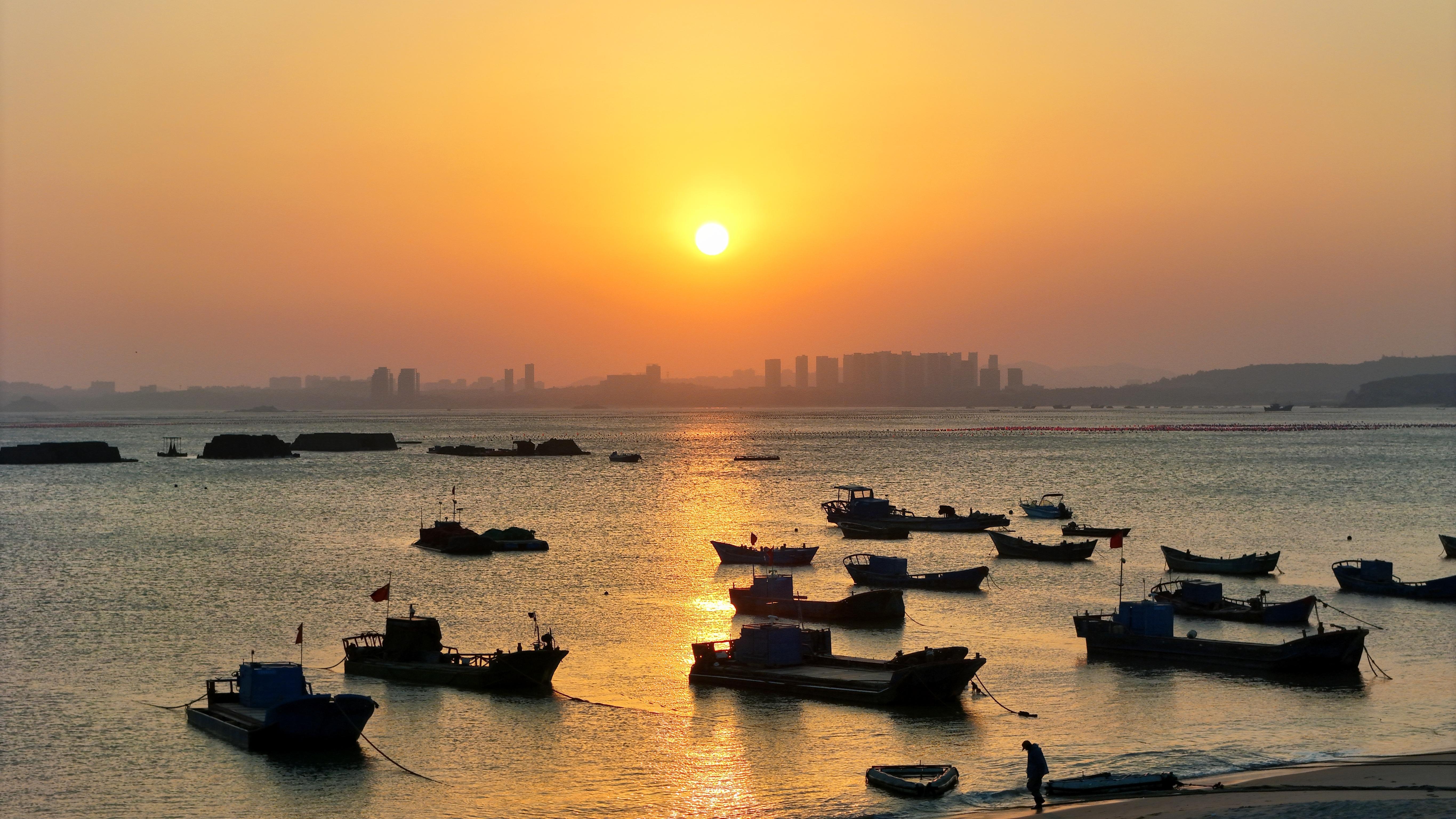 夕陽(yáng)下，聆聽(tīng)裕藩村的海語(yǔ)